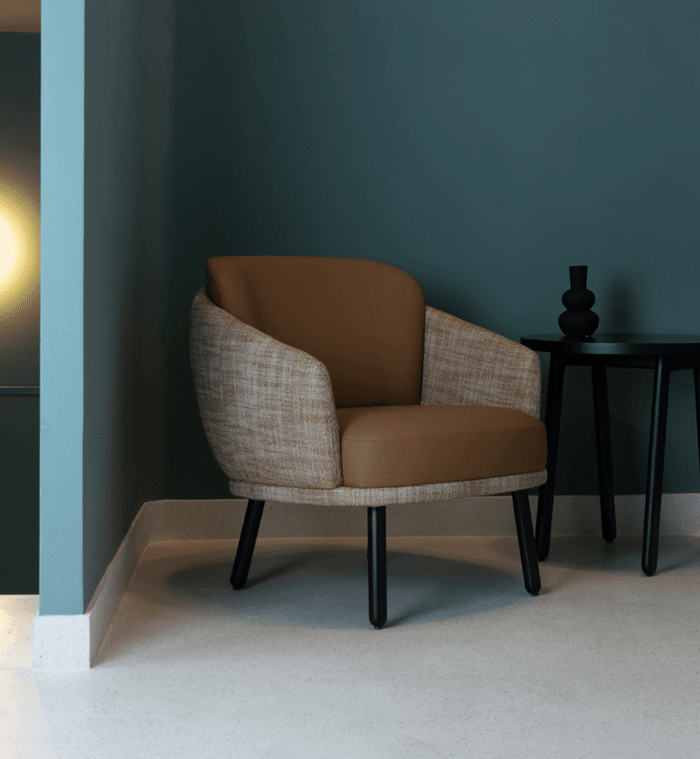 Modern Luxury Wooden Material Leather Fabric Hotel Chair